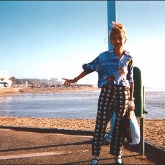 Helga an der Promenade, im Hintergrund Oasis Beach